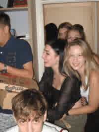 nina and dunja bringing pizza